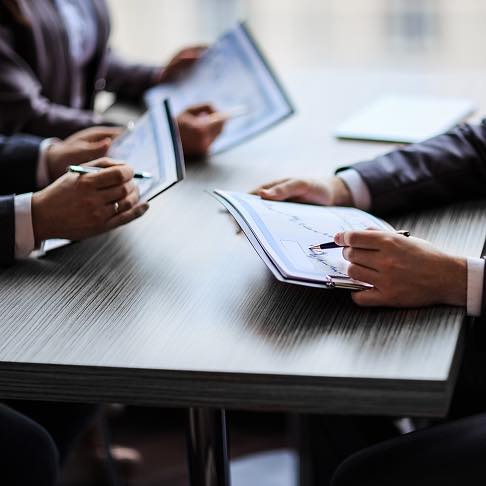 Réunion d'affaires : des collègues analysent des documents financiers