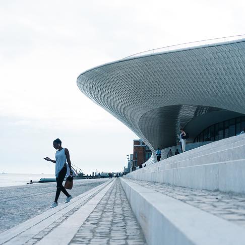 Femme marchant sur des marches devant un bâtiment moderne de style composant carousel.