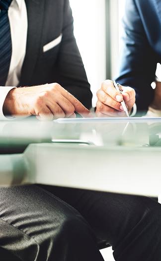 Avocats du cabinet GB2A AVOCATS consultant un document