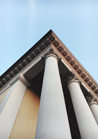 Façade d'un palais de justice avec colonnes classiques