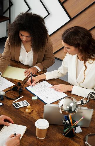 Avocates travaillant ensemble dans un cabinet d'avocats d'affaires