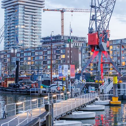 Grue de construction et immeuble moderne, cabinet d'avocats affaires