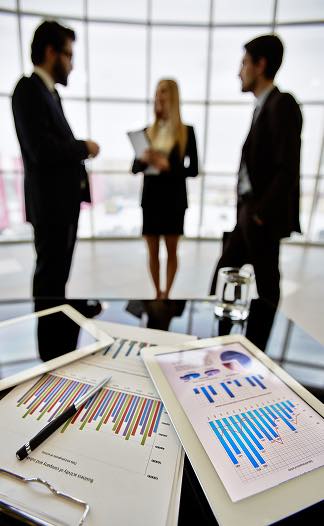 Conseil financier : réunion d'affaires pour la structuration avec graphiques