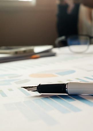 Stylo sur graphique financier pour conseil financier et structuration GB2A FINANCE