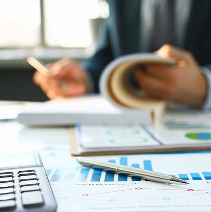 Homme d'affaires travaillant avec des documents financiers pour le groupe GB2A