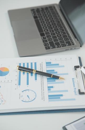 Stylo sur rapport de projet business avec ordinateur portable, gestion de projet AMO