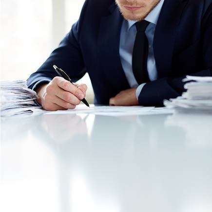 Gestion de projet AMO : homme en costume signant un document