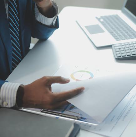 Expert en management de projet AMO analyse un rapport financier