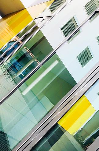 Façade moderne d'un cabinet d'avocats d'affaires avec des fenêtres en verre