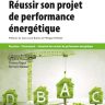 Livre "R&eacute;ussir son projet de performance &eacute;nerg&eacute;tique" avec des maisons vertes et une grue